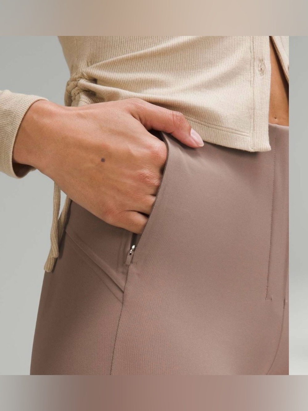 Lululemon Smooth Fit Pull-On High-
Rise Pant *Regular, size 8, tauptastic colour - Picture 4 of 13
